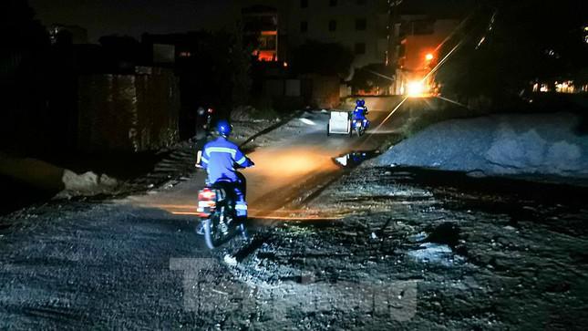 Mỗi ca làm việc của họ diễn ra trong khoảng 5 tiếng đồng hồ xuyên màn đêm liên tục không ngơi nghỉ.