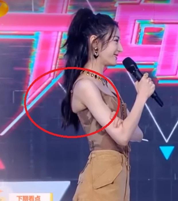 Nhìn Địch Lệ Nhiệt Ba mắc lỗi khi mặc corset mới thấy stylist BLACKPINK cao tay thế nào - 2