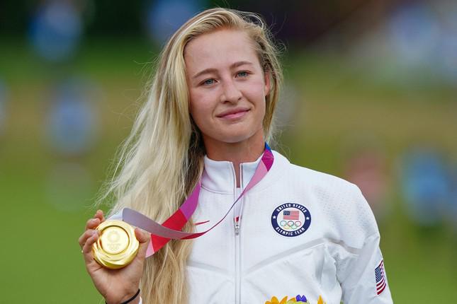 Nhan sắc xinh đẹp của nữ golfer Mỹ giành HCV Olympic - 12