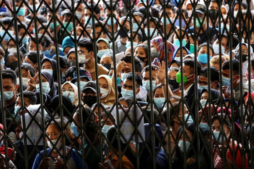 Người dân xếp hàng chờ tiêm vắc xin ở toà thị chính Medan, Bắc Sumatra hôm 3/8. Ảnh: Reuters
