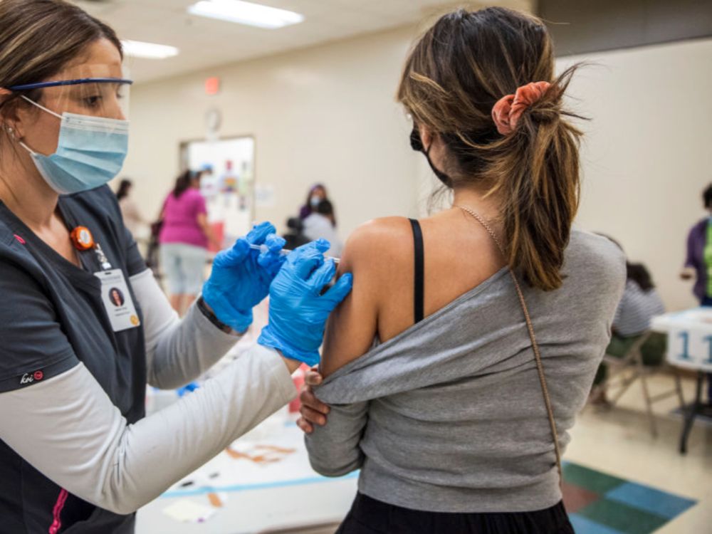 Giám đốc CDC Mỹ nhận định, nếu không đẩy nhanh tiêm chủng vắc xin Covid-19, Mỹ sẽ ghi nhận hàng trăm nghìn ca nhiễm mới mỗi ngày. Ảnh: Getty