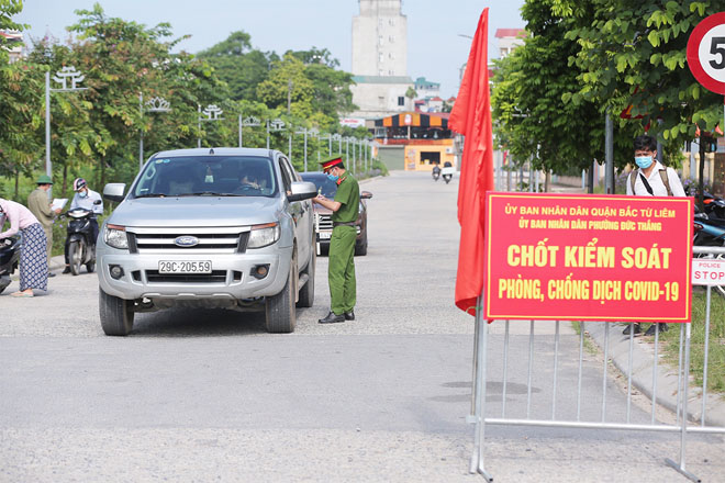 Người dân phải xuất trình giấy đi đường kèm lịch trực, văn bản phân công nhiệm vụ của cơ quan, đơn vị. (Ảnh minh họa: Hồng Phú)