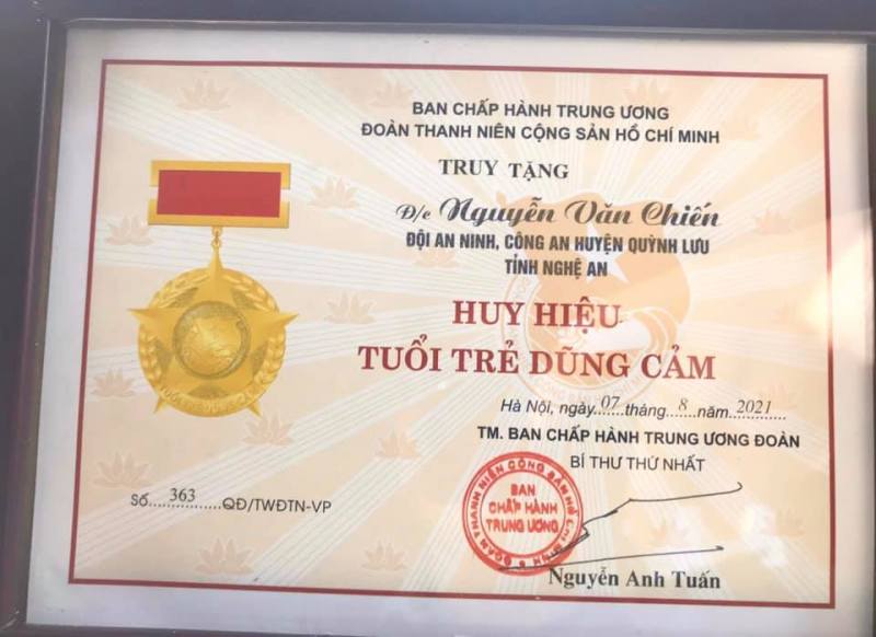 Trung ương Đoàn TNCS Hồ Chí Minh đã truy tặng&nbsp;huy hiệu "Tuổi trẻ dũng cảm" cho trung úy Nguyễn Văn Chiến.