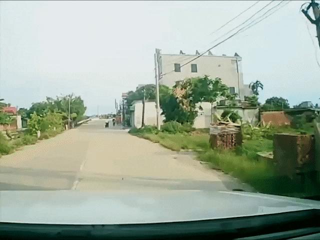 Ô tô - Rùng mình tài xế ô tô phóng nhanh trong đường dân sinh suýt đâm vào xe máy