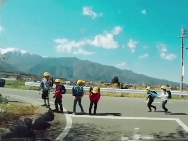 Ô tô - Trẻ em Nhật Bản cúi đầu cảm ơn khi được nhường đường