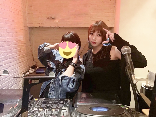 Trả lời phỏng vấn tờ Nicovideo, diễn viên sinh năm 1999 cho biết, cô là người mới trong nghề DJ nên phải luyện tập thường xuyên để nâng cao tay nghề mỗi khi ở nhà vào ngày nghỉ.
