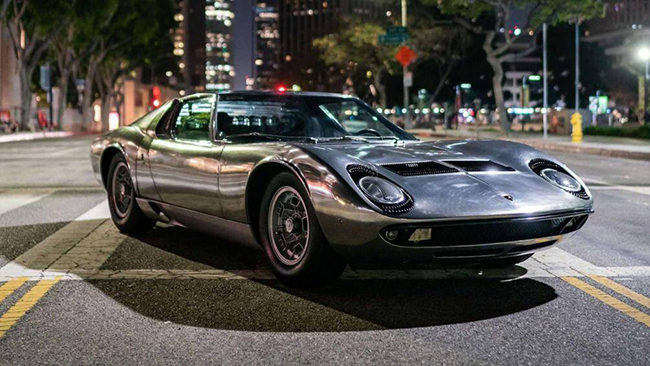 Chiếc Lamborghini Miura P400 S này sở hữu diện mạo cực ấn tượng với thân xe được hoàn thiện với lớp áo bằng kim loại, không sơn
