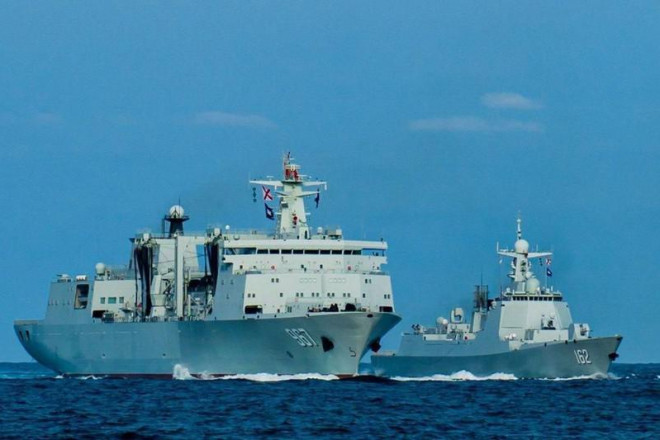 Khu trục hạm Nam Ninh (trái) và tàu tiếp liệu Chaganhu (phải) của TQ xuất hiện trên Biển Đông hồi tháng 6. Ảnh: WEIBO