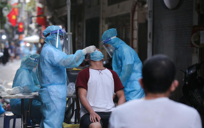 Lực lượng y tế lấy mẫu xét nghiệm SARS-CoV-2 cho người dân ở Hà Nội - Ảnh: Ngô Nhung