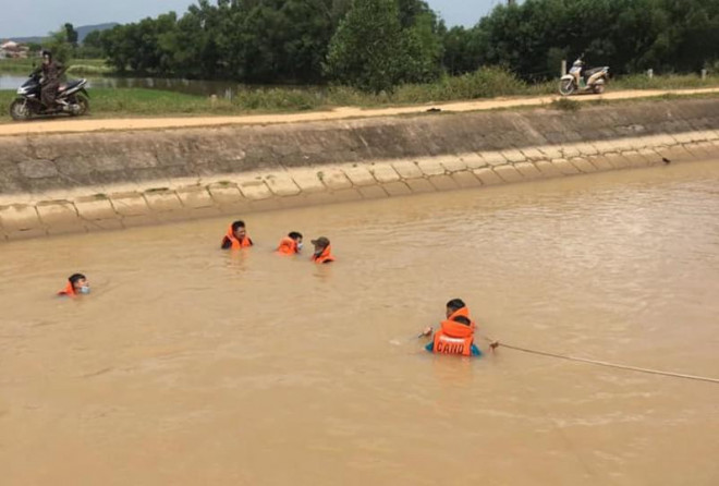 Lực lượng cảnh sát cứu nạn cứu hộ tìm kiếm thi thể bà L. dưới sông Đào. Ảnh: Đắc La