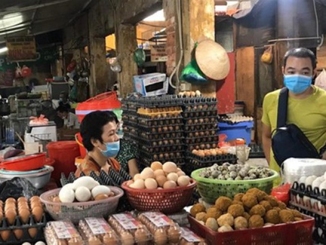 Thị trường - Tiêu dùng - Giá trứng, rau quả lại tăng vọt: Bình ổn giá ở đâu?