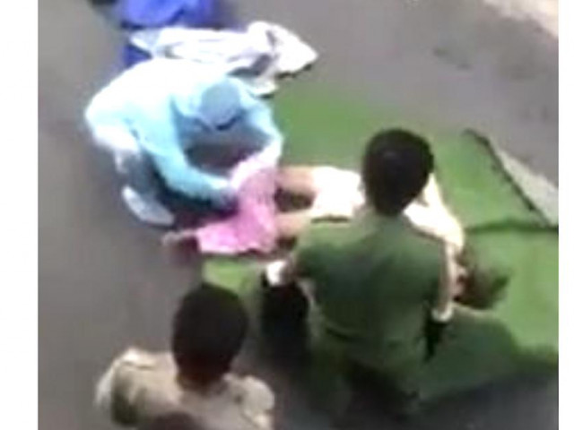 Tin tức trong ngày - Phường thông tin về vụ "dùng bạt quấn người đưa lên xe đặc chủng" ở Bình Tân