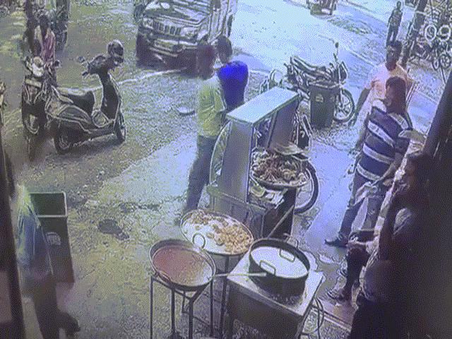 Phi thường - kỳ quặc - Video: Bé gái 5 tuổi vặn tay ga xe máy, 2 ông cháu lao thẳng vào chảo dầu đang sôi