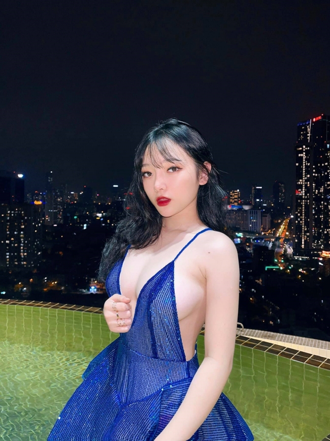 Hoàng Nguyễn Linh Chi sinh năm 2002 đến từ Lạng Sơn. Cô là gương mặt có tiếng trong giới hot girl Việt trẻ. 
