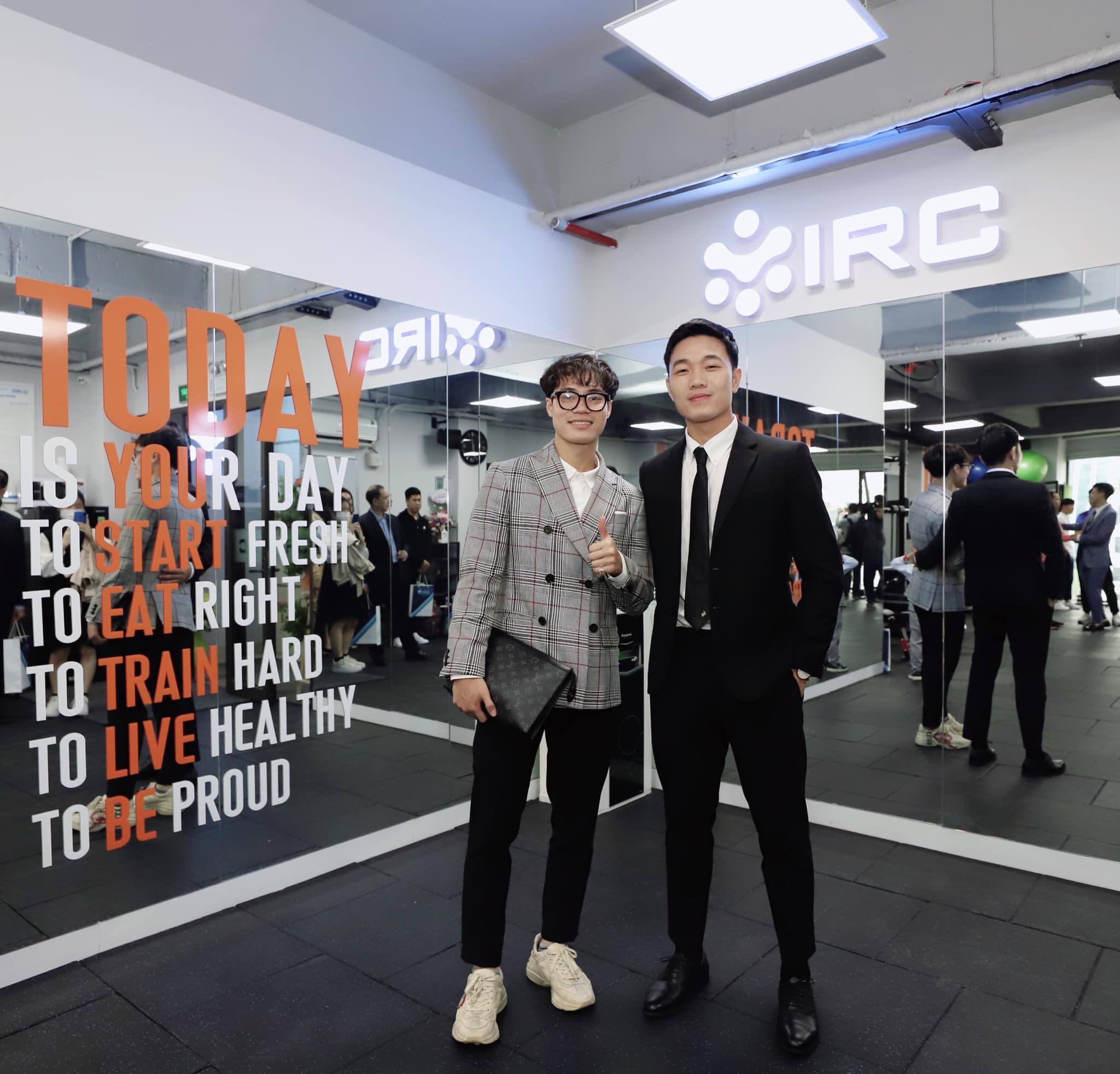 Khi cần lên đồ lịch lãm tham gia các sự kiện quan trọng, Nguyễn Văn Toàn kết hợp quần tây, áo blazer và giày thể thao Gucci. Thiết kế có giá khoảng 27 triệu đồng. Ngoài ra, anh còn dùng túi cầm thay thuộc thương hiệu Louis Vuitton có trên 25 triệu đồng.