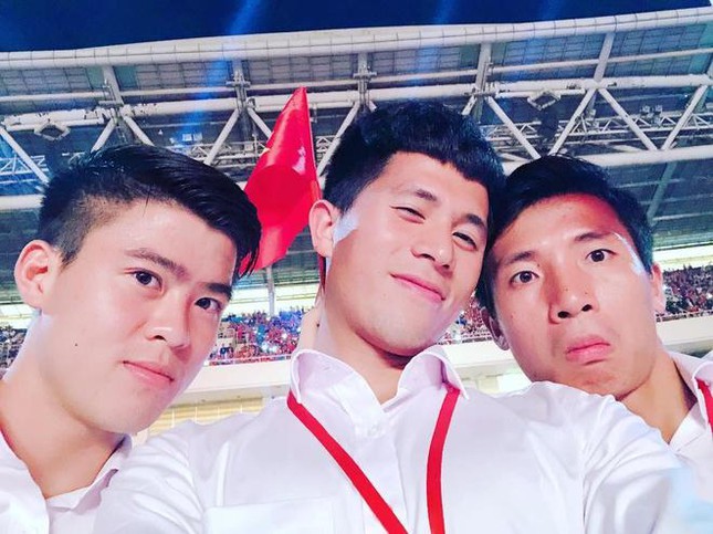 Đình Trọng xứng danh cầu thủ "đào hoa" nhất đội tuyển Việt Nam, fan ăn "cẩu lương" no bụng - 5
