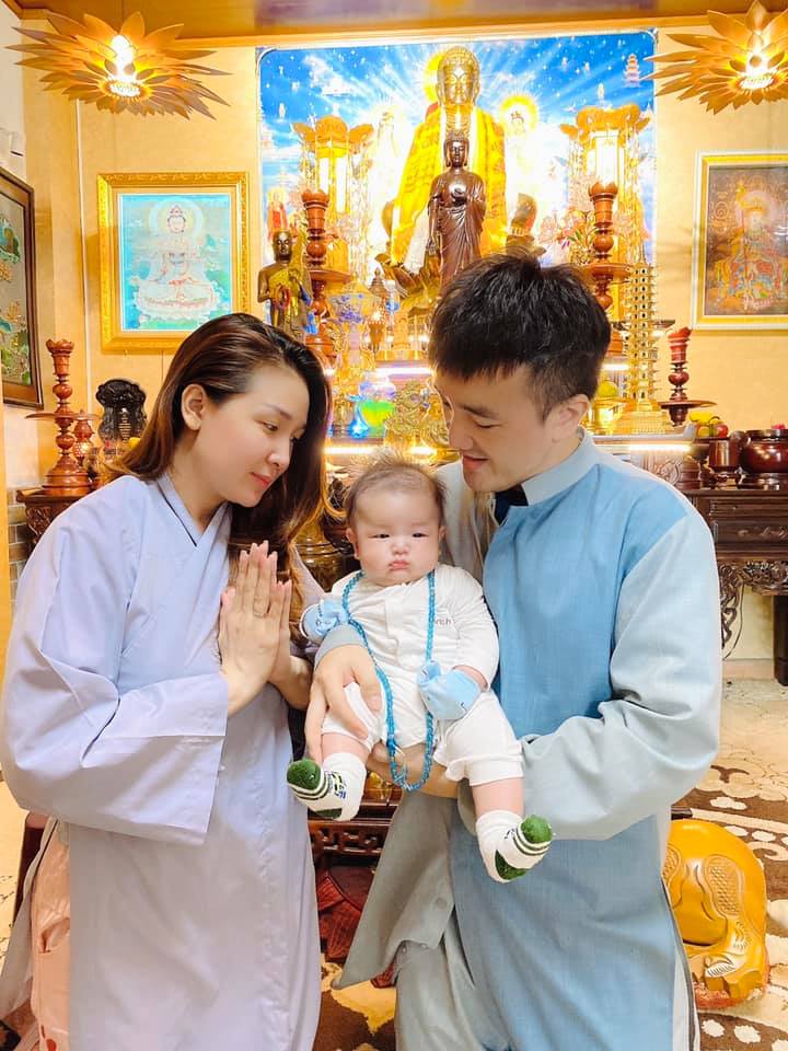 Nam ca sĩ có con riêng với fan khiến vợ suy sụp bất ngờ cạo trọc đầu, mặc áo Phật tử - 3