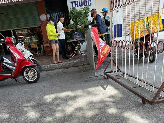 Ông Lợi (áo trắng) không đeo khẩu trang khi ra chốt kiểm dịch nhận hàng hoá