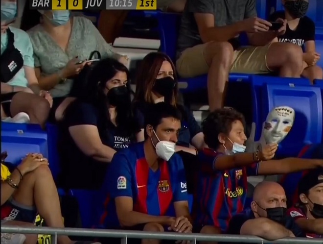 CĐV Barcelona đeo mặt nạ Messi và hô vang tên siêu sao người Argentina