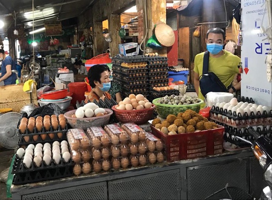 Mặt hàng trứng tại chợ dân sinh ở nhiều chợ của Hà Nội đang bị đội giá cao