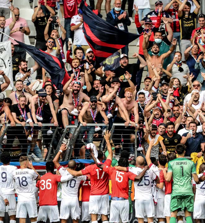 Clermont ăn mừng với các CĐV sau chiến thắng trong ngày ra quân Ligue 1