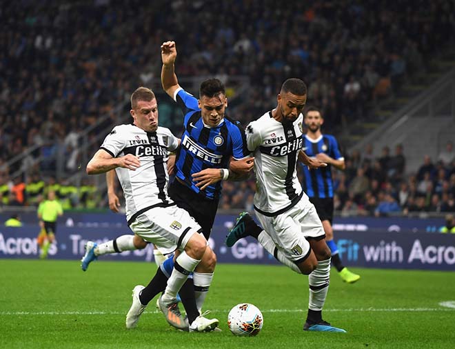 Inter Milan (áo sọc xanh đen) chơi tốt trước Parma