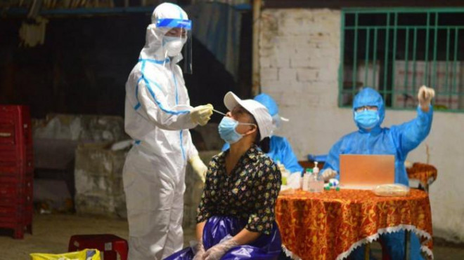 Lấy mẫu xét nghiệm COVID-19 cho người dân Đà Nẵng