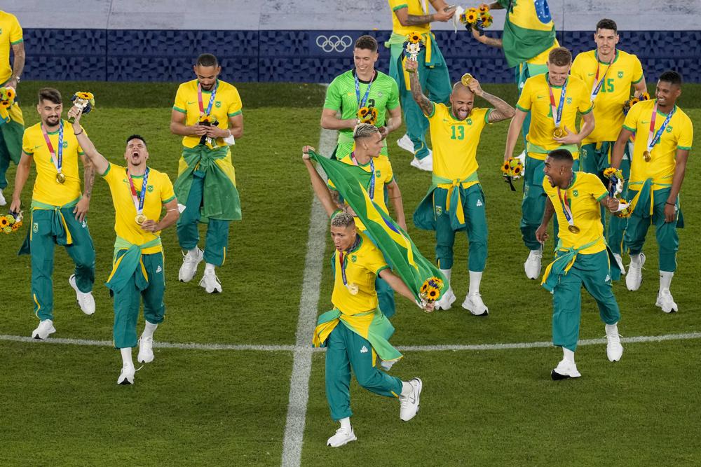 Cầu thủ Olympic Brazil không mặc áo khoác của nhà tài trợ