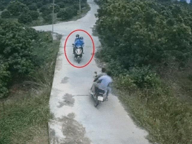 Xe máy - Xe đạp - SỐC: Phóng nhanh hai xe máy đấu đầu, lái xe ngã đau đớn