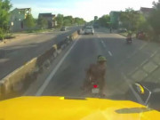 Tin tức trong ngày - Clip: Đánh võng tạt đầu, "làm trò" trước xe container, tài xế nhận "mưa gạch đá”