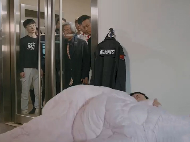 Cười 24H - Chỉ vì bảo vệ mê ngủ khiến cả công ty phải đứng ngoài cửa cả ngày