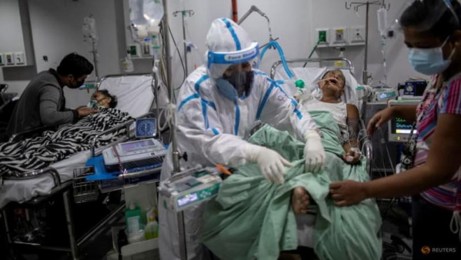 Nhân viên y tế đang hỗ trợ bệnh nhân COVID-19 tại một bệnh viện ở Manila, Philippines. Ảnh: REUTERS
