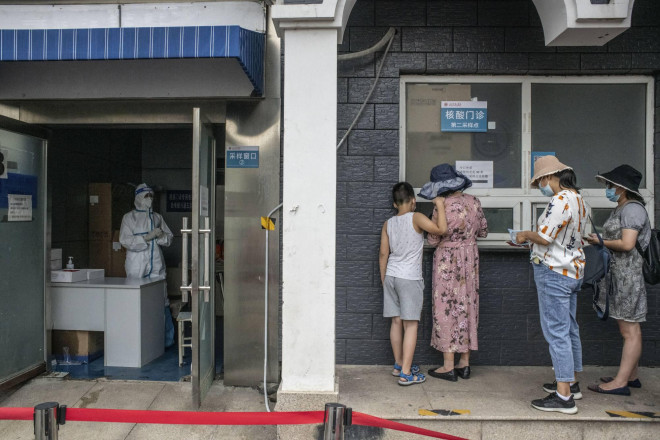 Người dân xếp hàng chờ xét nghiệm ở thủ đô Bắc Kinh ngày 9-8. Ảnh: Bloomberg
