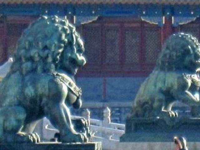 Thế giới - Bí ẩn đôi tượng sư tử mạ vàng cụp tai ở cung Càn Thanh
