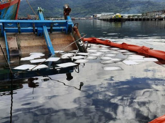 Tin tức trong ngày - Liên tiếp chìm tàu sau khi cảng cá lớn nhất miền Trung phong tỏa