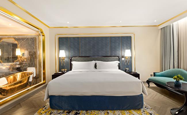 Khách sạn Dolce by Wyndham – HaNoi Golden Lake được trang bị đầy đủ tiện nghi theo tiêu chuẩn 6 sao quốc tế nhưng lại có mức giá chỉ bằng khách sạn 5 sao, từ 200 USD/đêm (4,5 triệu đồng) tùy hạng phòng.
