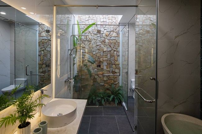 Tường phòng vệ sinh được ốp gạch giả đá marble. (Ảnh: Quang Dam)

