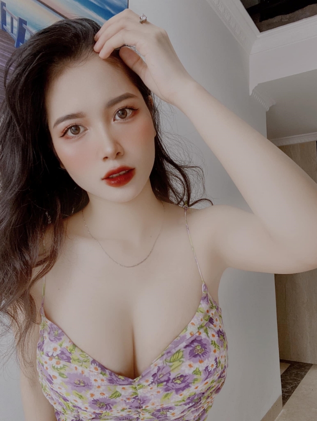 Nguyễn Vân Anh sinh năm 1998 cũng là hot girl đến từ Quảng Ninh.
