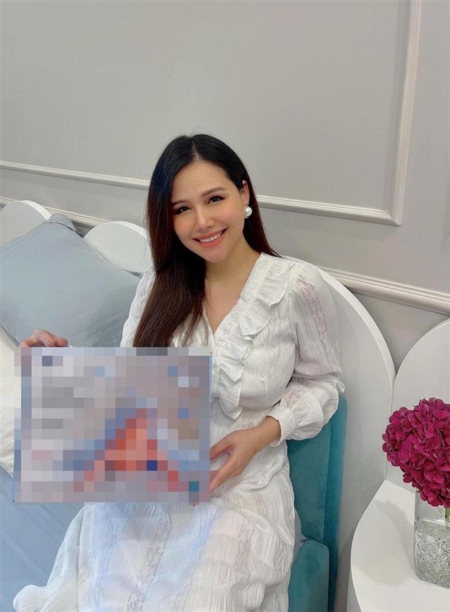 Mới đây, diễn viên sinh năm 1990 vừa đăng tải hình ảnh sau sinh ít&nbsp;ngày thu hút sự chú ý của nhiều người. Bên cạnh lời chúc mừng cho niềm vui của gia đình thì mọi người đều bất ngờ trước nhan sắc và vóc dáng thon gọn sau sinh của Phanh Lee.

