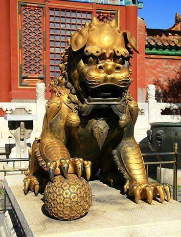 Sư tử ở cổng Càn Thanh Cung.