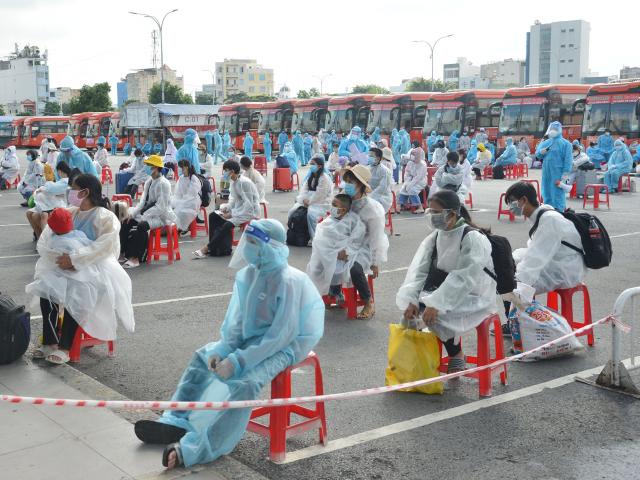 Tin tức trong ngày - Gần 500 người dân Đắk Lắk ra bến xe Miền Đông về quê trên chuyến xe đặc biệt