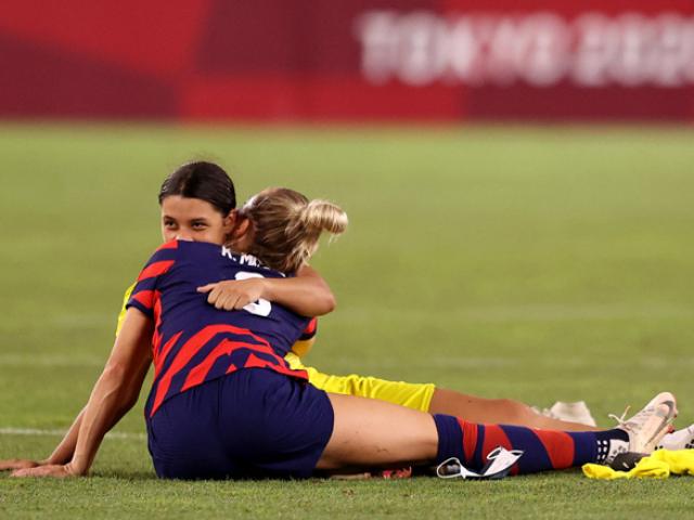 Thể thao - Chuyện tình xuyên biên giới: 2 cầu thủ công khai "yêu đương" ở Olympic