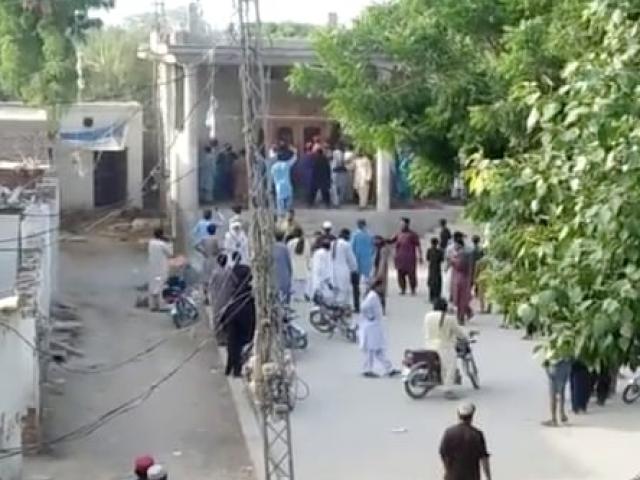 Phi thường - kỳ quặc - Tiểu bậy nơi công cộng, cậu bé 8 tuổi và gia đình phải trốn chui trốn lủi