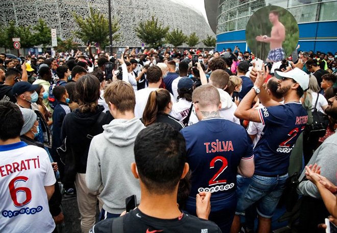 Hàng trăm CĐV của PSG chờ đợi trong khi Messi đang vui đùa cùng con trai ở nhà