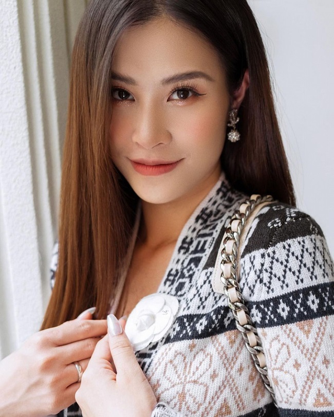 Không chỉ sở hữu vóc dáng thon gọn, nhiều người còn nhận xét nhan sắc Đông Nhi ngày càng đằm thắm sau khi sinh.
