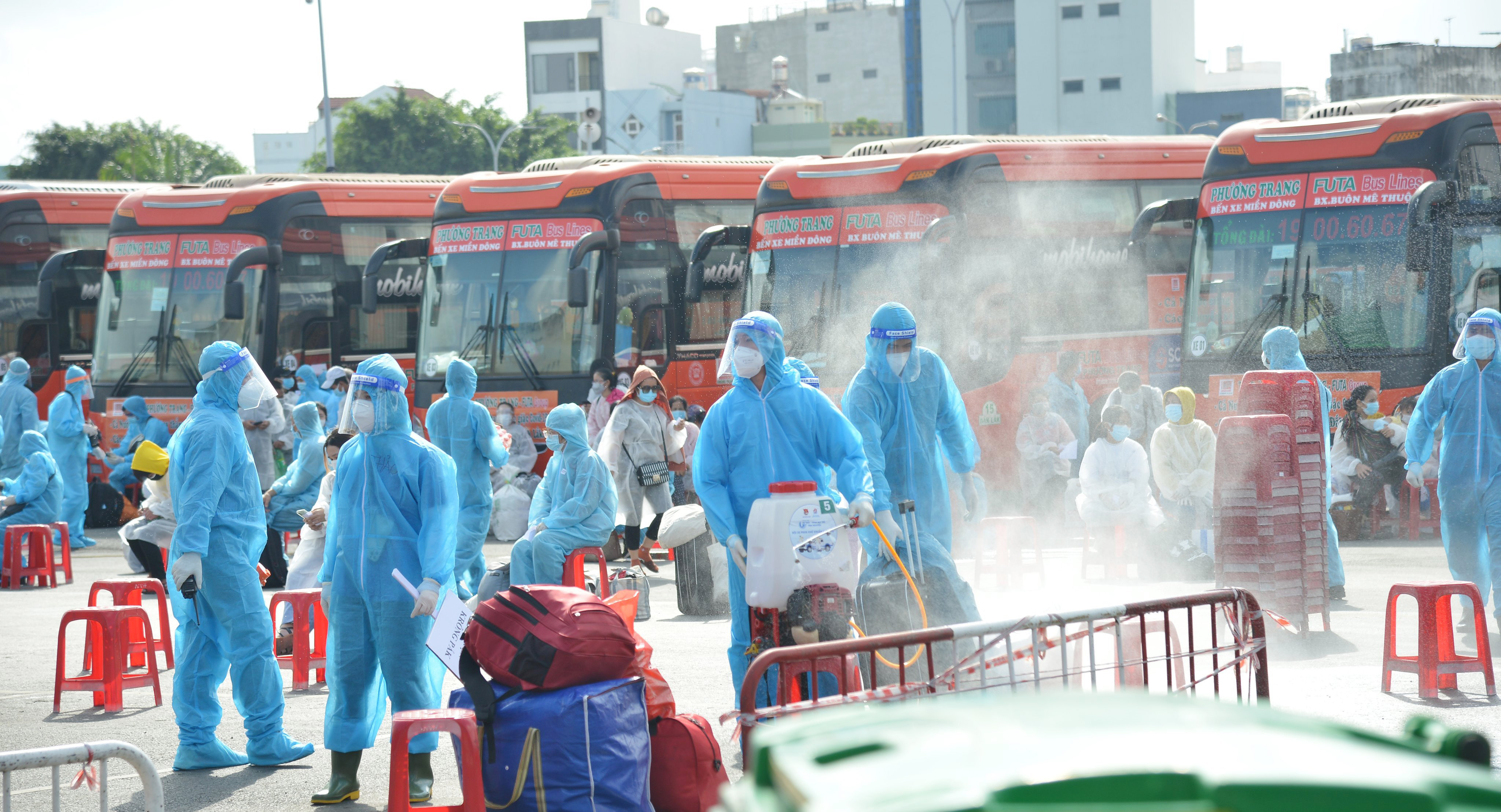 Sáng 10/8, tại bến xe Miền Đông (quận Bình Thạnh), tỉnh Đắk Lắk phối hợp chính quyền TP.HCM tổ chức các chuyến xe khách đưa gần 500 người dân Đắk Lắk sinh sống và làm việc tại TP.HCM về quê.