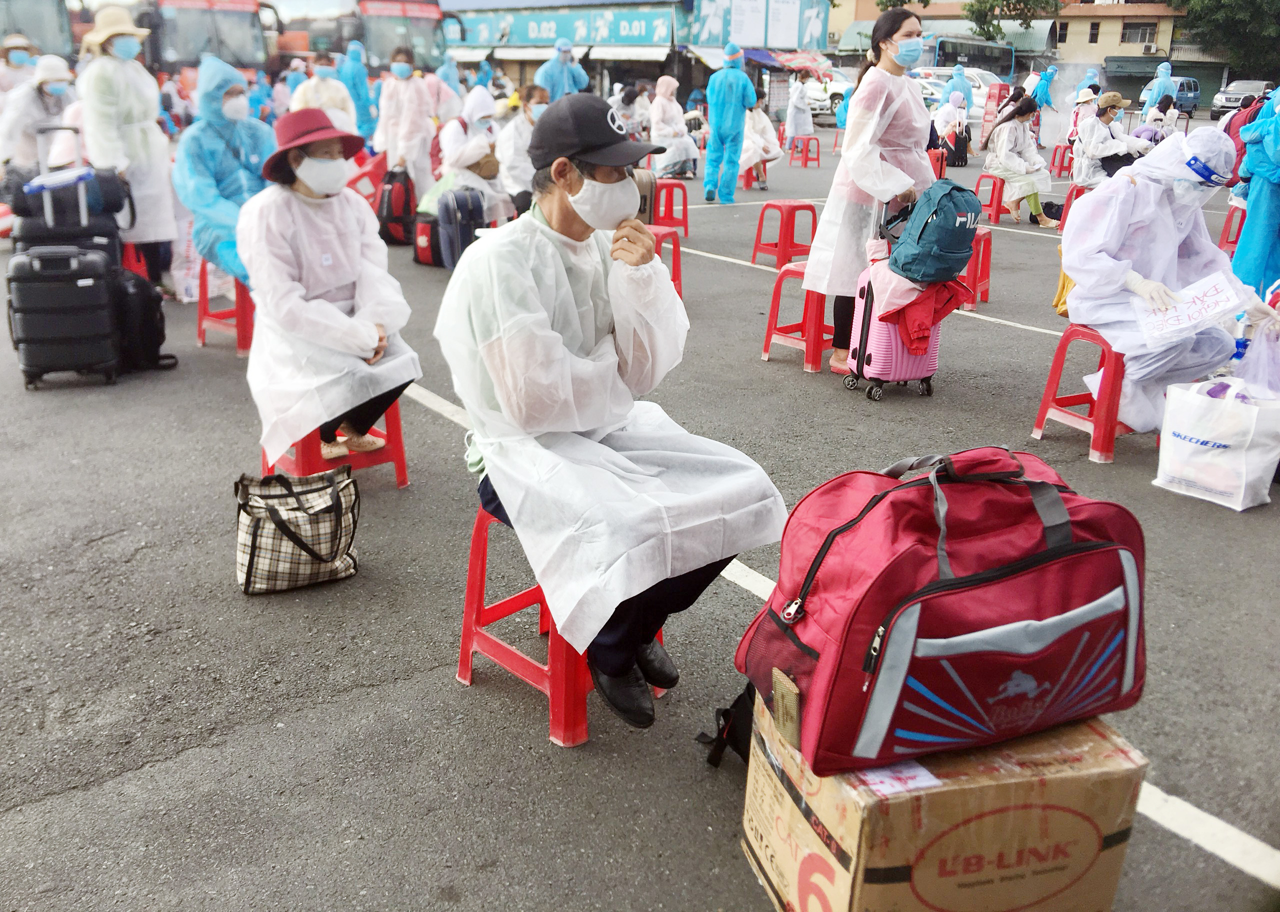 Trong khi đó, anh Lê Linh làm nghề thợ hồ cho biết: “Tôi thất nghiệp hơn 1 tháng nay. Ở lại TP.HCM cũng không được vì không có tiền để chi tiêu, sinh hoạt, nay được tỉnh đón về bằng xe khách nên tôi rất xúc động”, anh Linh nói.