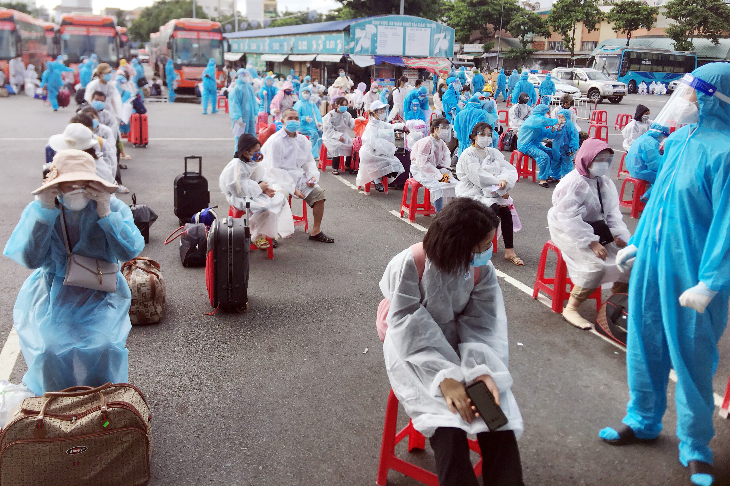 Theo UBND tỉnh Đắk Lắk, thống kê hiện có khoảng hơn 1.700 công dân của tỉnh đang tạm trú tại TP.HCM và các tỉnh tỉnh Bình Dương, Đồng Nai, Tây Ninh thuộc các đối tượng ưu tiên như: Người già, trẻ em, phụ nữ mang thai, phụ nữ đang nuôi con nhỏ dưới 36 tháng tuổi; người đi khám chữa bệnh, thăm thân nhân, công tác chưa trở về được; người đang hưởng chính sách bảo trợ xã hội hàng tháng; thân nhân đi cùng trẻ em dưới 10 tuổi, đi cùng người già, đi cùng phụ nữ mang thai, đi cùng người bệnh… có nhu cầu về lại nơi cư trú.