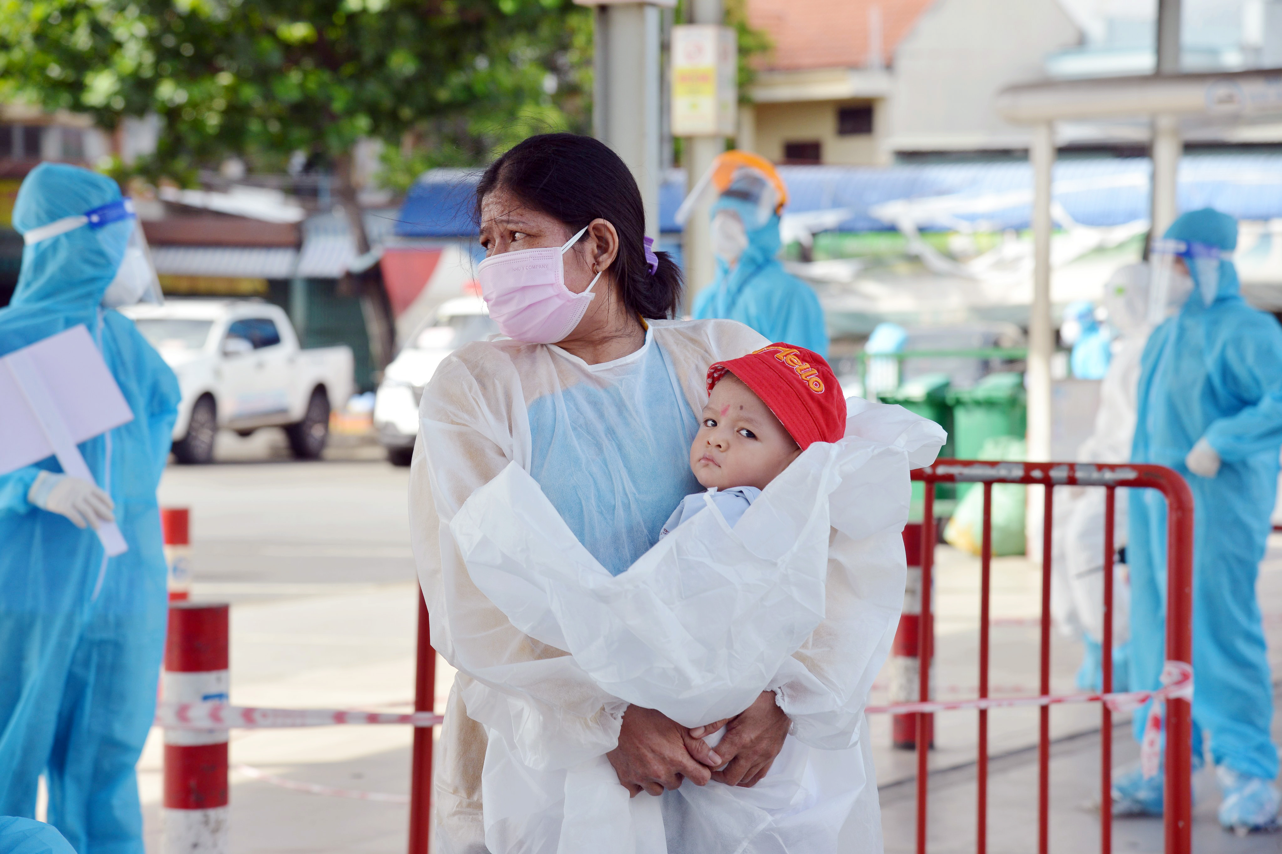 Họ là người đang sinh sống và làm việc tại TP.HCM có hoàn cảnh khó khăn như: sinh viên, người già yếu, trẻ em, phụ nữ mang thai, phụ nữ nuôi con nhỏ, người đi khám bệnh, lao động tự do mất việc do ảnh hưởng của dịch.