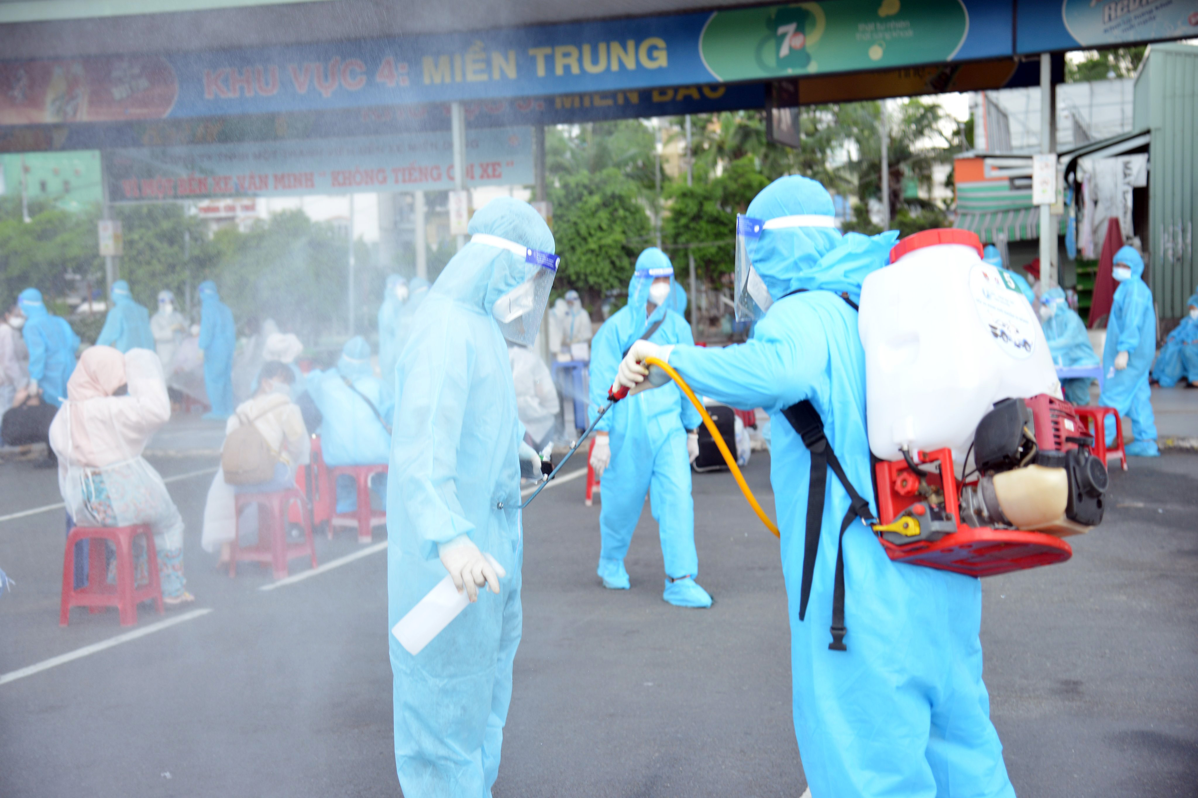 Khu vực lấy mẫu xét nghiệm SARS-CoV-2 được phun khử khuẩn, tiêu độc.